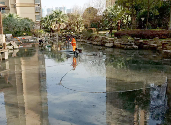 钟楼景观池淤泥清理