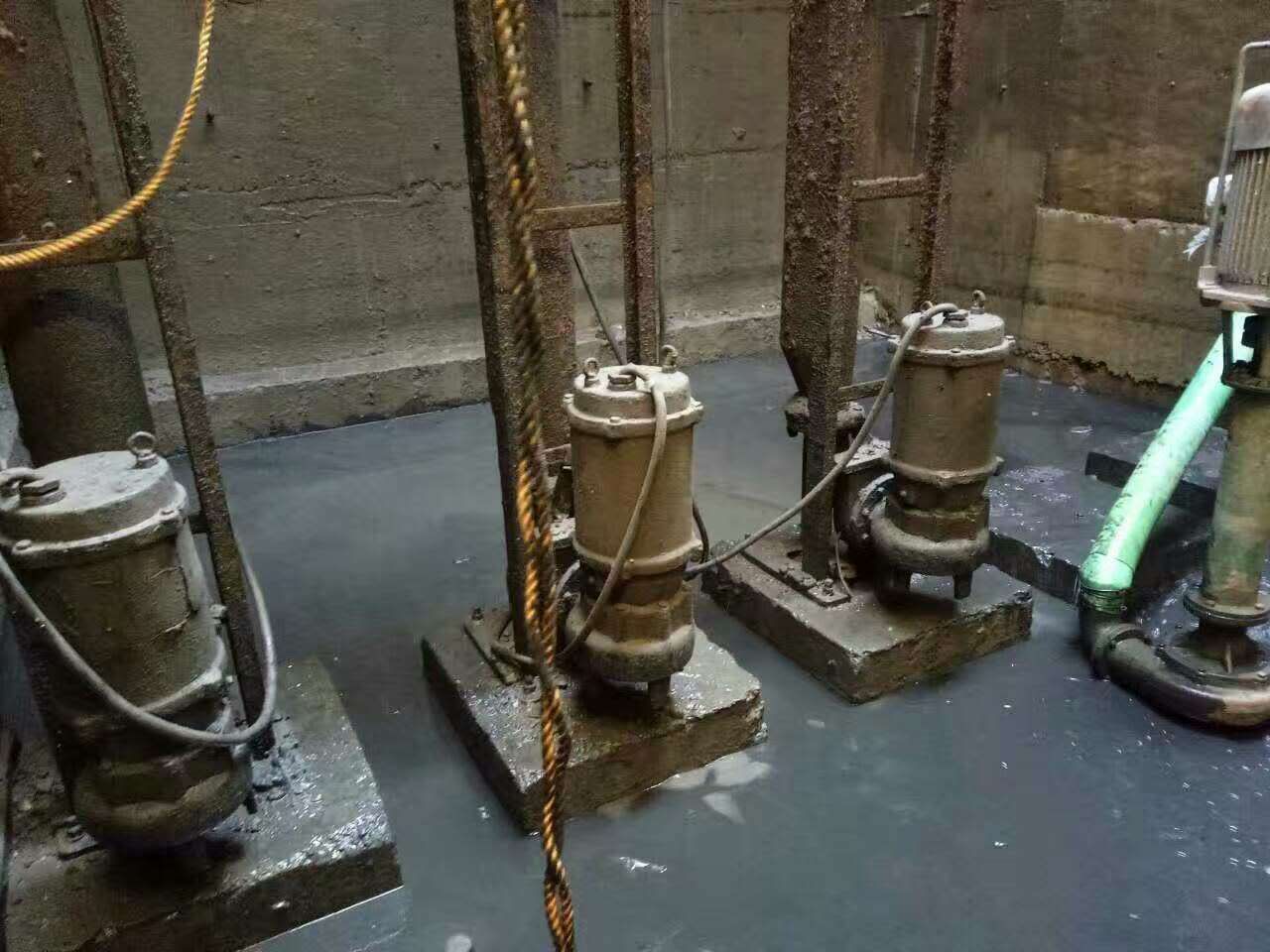 钟楼污水池清理