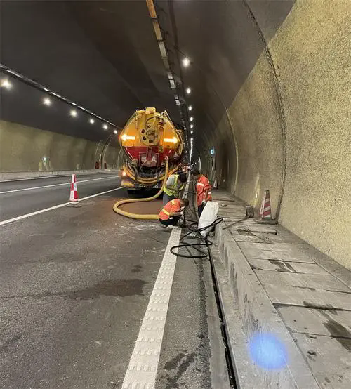 钟楼隧道排水渠清淤